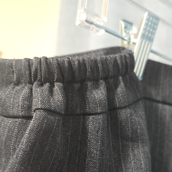 Le Suit Dark Gray Pinstripe Pantsuit Excellent Condition Size 22 W - Picture 14 of 16